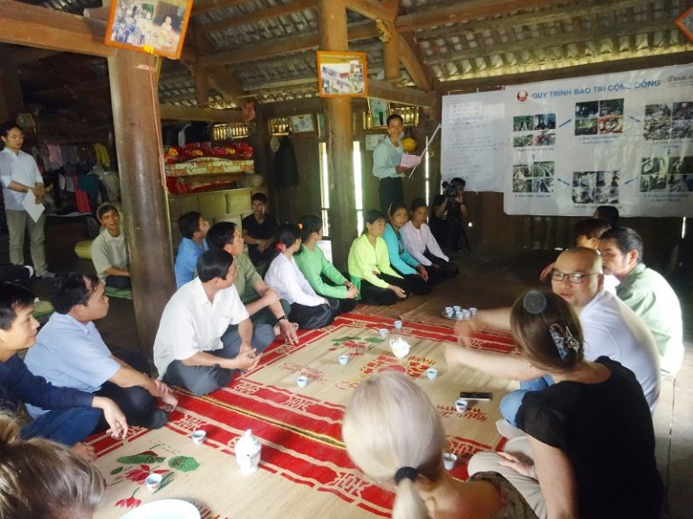 Project funded by Irish Aid: Evaluation Team of the Ministry of Foreign Affairs and Trade of Ireland and Irish Aid visit Nuoc Duc village, Du Sang commune, Kim Boi district On April 3rd 2016, Ms. Nuala O’Brien, First Secretary, Head of Development